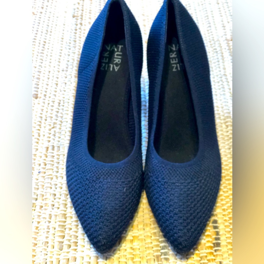 NWOT NATURALIZER s8.5 dk navy heels.Knit fabric uppers,padded insoles.Pointy toe